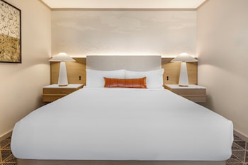 Suite, 1 King Bed, Balcony (Mandalay Suite)