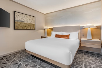 Suite, 1 King Bed, Balcony (Mandalay Suite)