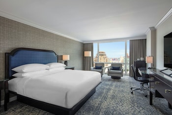Room, 1 King Bed (Mobility/Hearing Access, Roll-in Shwr)