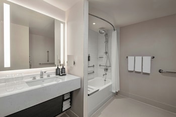 Room, 1 King Bed (Mobility Accessible, Tub)