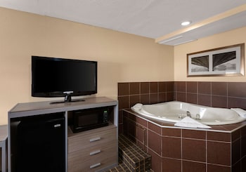 Suite, 2 Queen Beds, Non Smoking, Jetted Tub