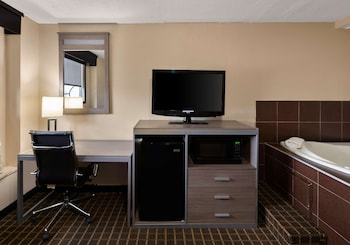 Suite, 2 Queen Beds, Non Smoking, Jetted Tub