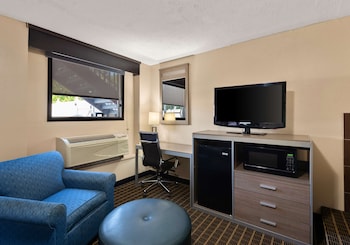 Suite, 2 Queen Beds, Non Smoking, Jetted Tub