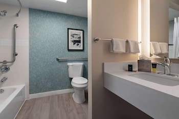 Room, 2 Queen Beds, Accessible, Bathtub (Mobility & Hearing)