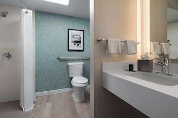 Room, 2 Queen Beds, Accessible (Mobility, Hearing, Roll-In Shower)