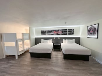 Room, Non Smoking (2 Queen Beds & 1 Bunk Bed)