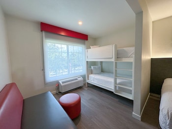 Junior Suite, Non Smoking (2 Queen Beds & 1 Bunk Bed)