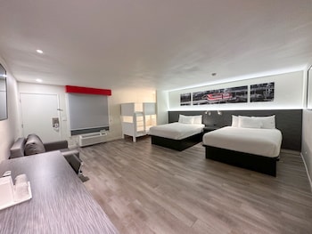 Room, Non Smoking (2 Queen Beds & 1 Bunk Bed)