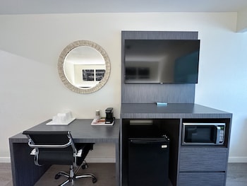Junior Suite, Non Smoking (2 Queen Beds & 1 Bunk Bed)