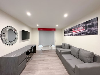 Family Suite, 1 Bedroom, Non Smoking (1 Queen Bed & 1 Bunk Bed)