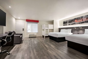 Junior Suite, Non Smoking (2 Queen Beds & 1 Bunk Bed)