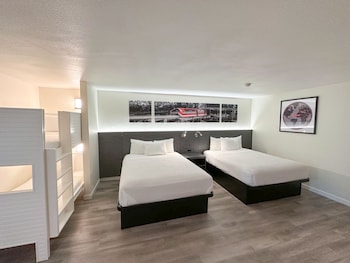 Room, Non Smoking (2 Queen Beds & 1 Bunk Bed)