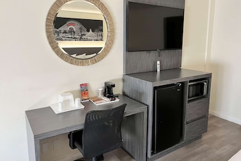 Room, 1 King Bed, Accessible, Non Smoking (Roll-In Shower)