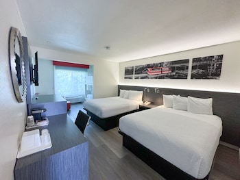 Junior Suite, Non Smoking (2 Queen Beds & 1 Bunk Bed)