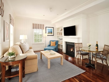 Captain's Cottage 2 Bedroom Deluxe Suite