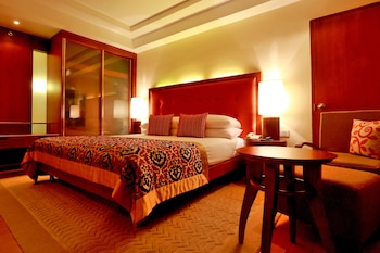 Deluxe Room, 1 Queen Bed (City Facing)