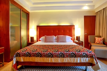 Deluxe Room, 1 Queen Bed (City Facing)