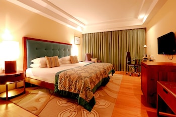 Deluxe Room, 1 Queen Bed (City Facing)