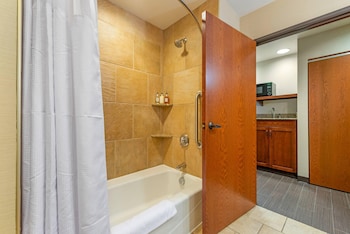 Ground Floor Deluxe Lakeview Queen Suite