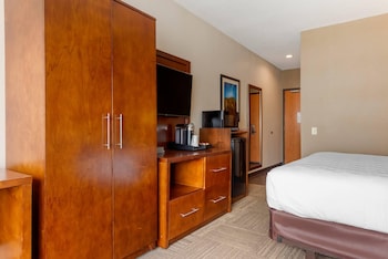 Ground Floor Lakeview King Suite