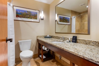 Standard Lakeview Queen Suite