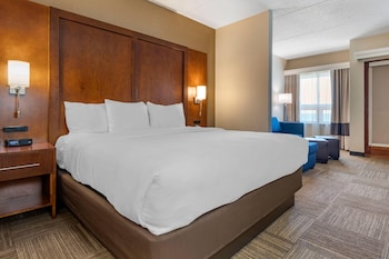 Deluxe Lakeview Balcony Suite