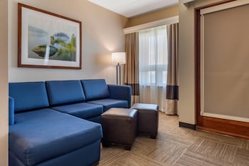 Deluxe Lakeview Balcony Suite