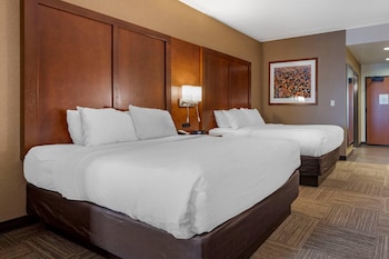 Ground Floor Deluxe Lakeview Queen Suite