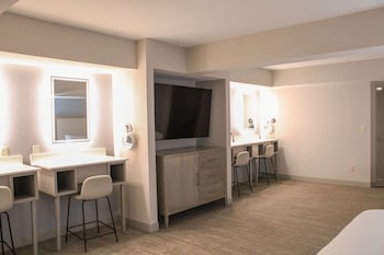 Suite, Multiple Beds (2 KNG SALON SUITE INTERIOR)