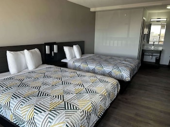 Deluxe Room, 2 Queen Beds, Non Smoking, Refrigerator & Microwave