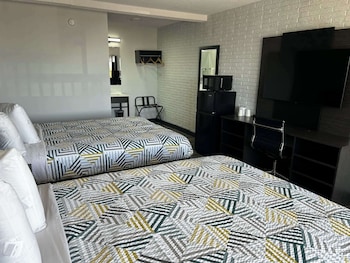 Deluxe Room, 2 Queen Beds, Non Smoking, Refrigerator & Microwave