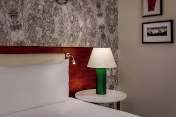 Executive Room, 1 King Bed (Mobility Accessible, Roll-In Shower)