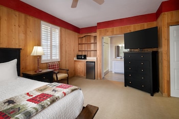 Standard Room, 1 Queen Bed, Non Smoking, Refrigerator & Microwave