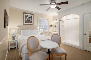 Standard Room, 1 Queen Bed, Non Smoking, Refrigerator & Microwave