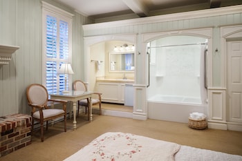 Junior Suite, 1 King Bed, Non Smoking, Jetted Tub