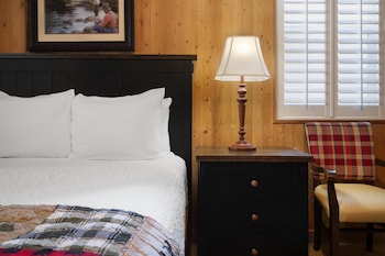 Standard Room, 1 Queen Bed, Non Smoking, Refrigerator & Microwave