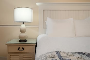 Standard Room, 1 King Bed, Non Smoking, Jetted Tub