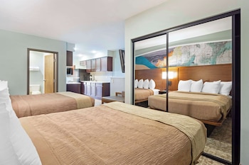 Suite, 2 Queen Beds, Kitchen, Poolside (Full Kitchen)