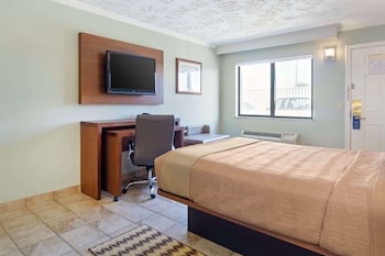 Standard Room, 1 Queen Bed, Non Smoking, Refrigerator & Microwave