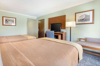 Standard Room, 2 Queen Beds, Non Smoking, Microwave