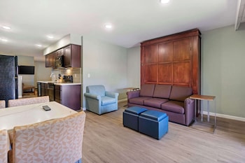 Suite, 2 Queen Beds, Kitchen, Poolside (Full Kitchen)