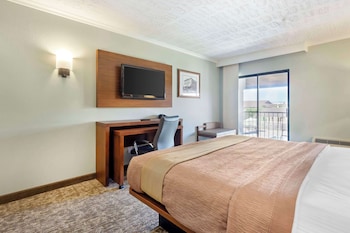 Standard Room, 1 Queen Bed, Non Smoking, Balcony