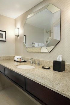 Traditional Room, 1 King Bed (Mobility/Hearing Accessible, Tub)