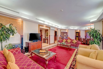Suite, 2 Twin Beds, Smoking (Custom)