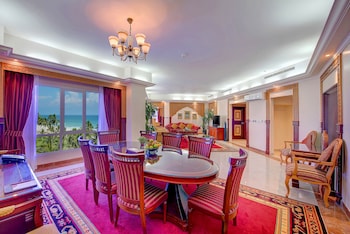 Suite, 2 Twin Beds, Smoking (Custom)