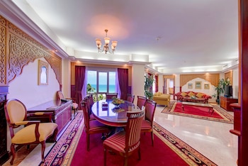 Suite, 2 Twin Beds, Smoking (Custom)