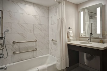Room, 1 King Bed, Accessible, Bathtub
