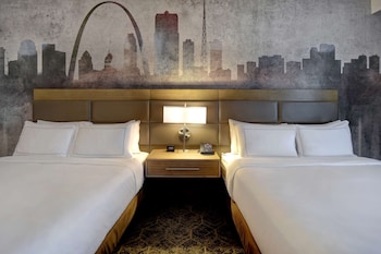 Room, 2 Queen Beds, Accessible, Bathtub (Mobility & Hearing)