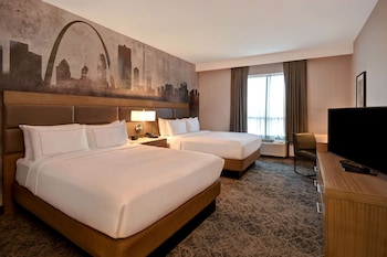 Room, 2 Queen Beds, Accessible, Bathtub (Mobility & Hearing)