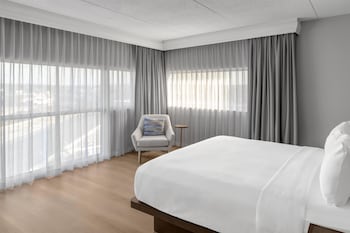 Room, 1 King Bed, Corner
